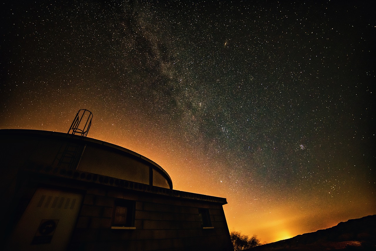 découvrez notre observatoire flottant, une expérience unique alliant science et aventure en pleine mer. observez les étoiles et les merveilles de l'univers tout en étant bercé par les vagues. parfait pour les passionnés d'astronomie et les amoureux de la nature.