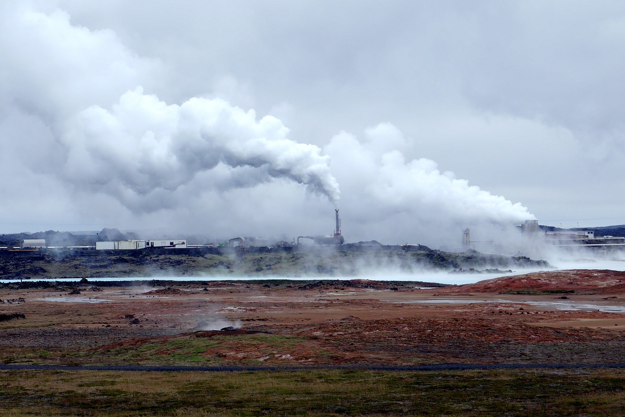 découvrez l'énergie géothermique, une source renouvelable et durable qui exploite la chaleur de la terre pour produire de l'électricité et chauffer des bâtiments. apprenez comment cette alternative énergétique contribue à la réduction des émissions de carbone et à la lutte contre le changement climatique.